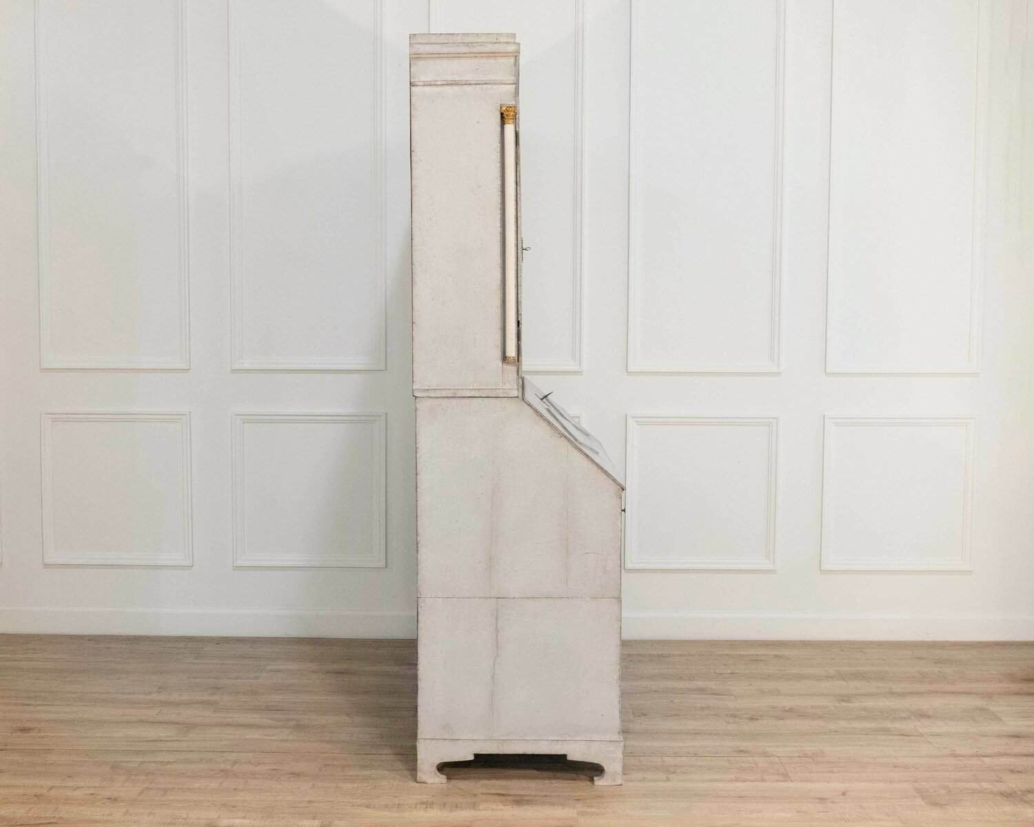 Fine Swedish three-part bureau with charming carvings and marble-painted columns, circa 1790 - JAA