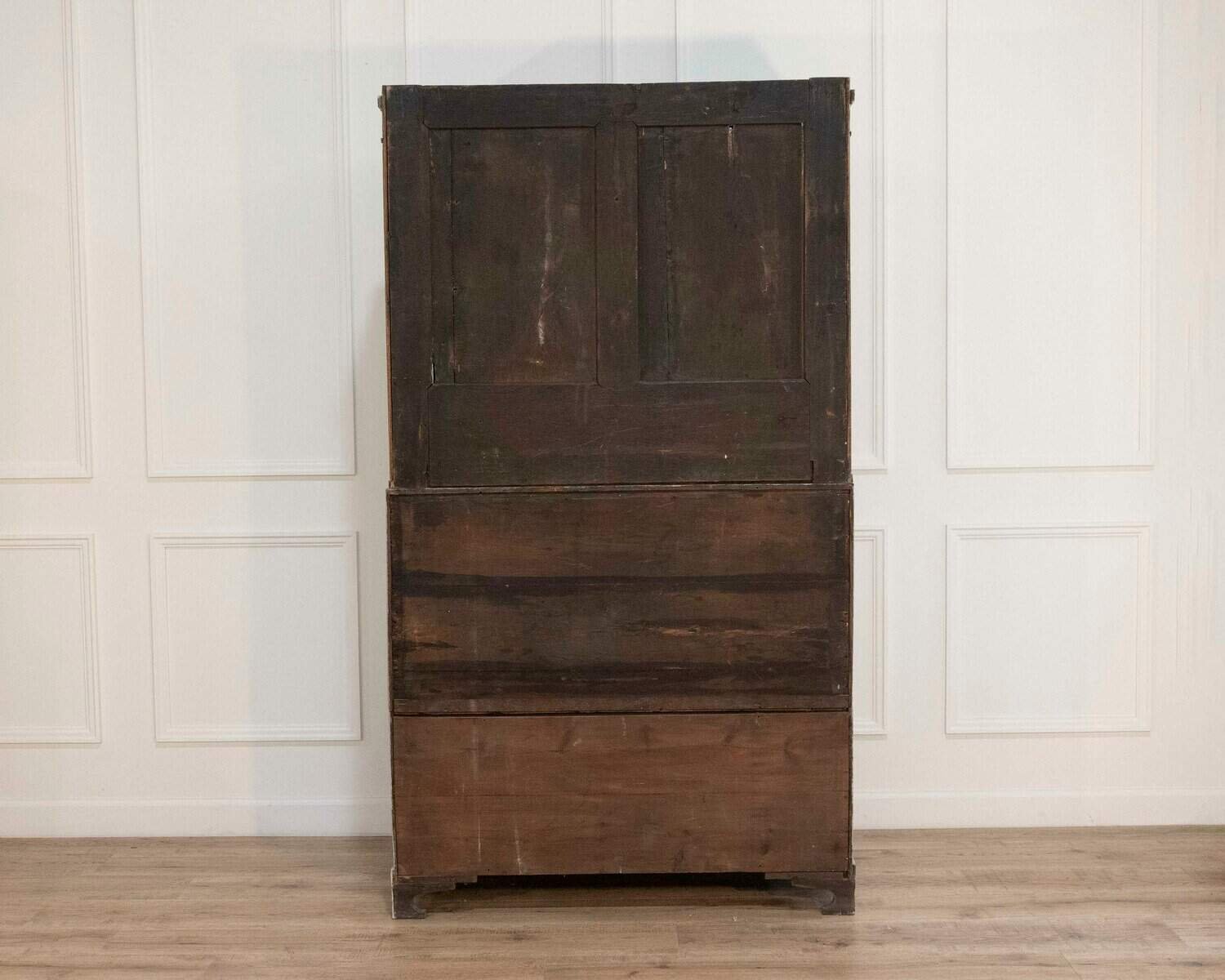 Fine Swedish three-part bureau with charming carvings and marble-painted columns, circa 1790 - JAA
