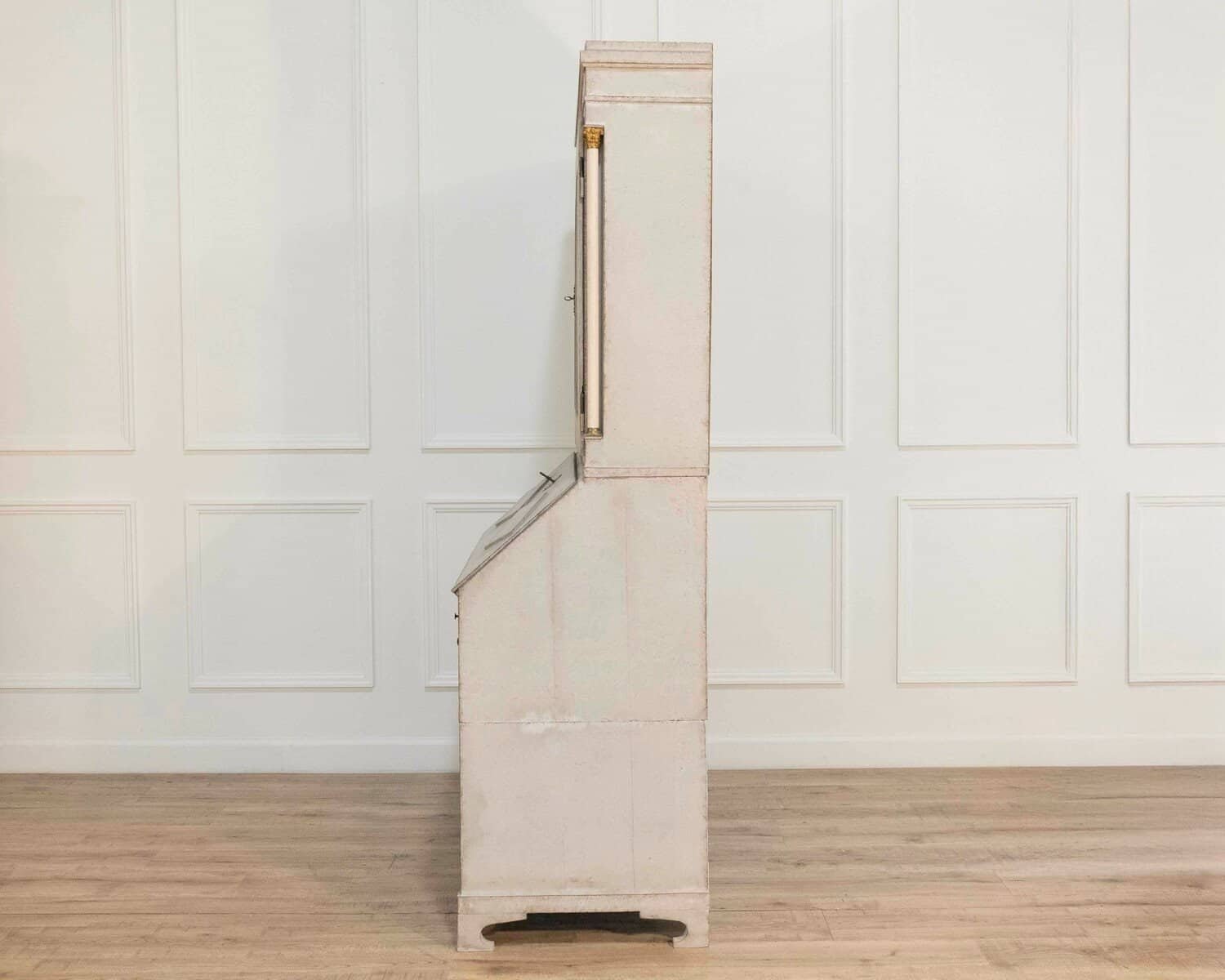 Fine Swedish three-part bureau with charming carvings and marble-painted columns, circa 1790 - JAA