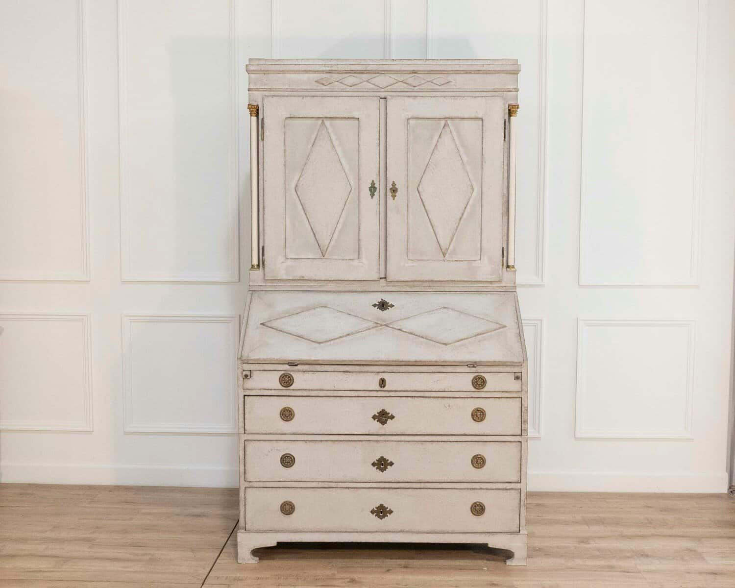 Fine Swedish three-part bureau with charming carvings and marble-painted columns, circa 1790 - JAA