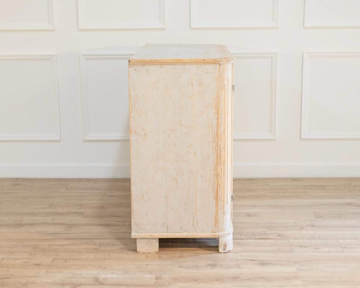 A period 2 door Gustavian buffet with reeded doors and corners, repainted in light grey Circa 1800 - JAA