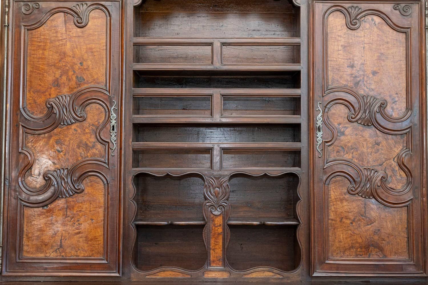 French 1820s Walnut Restoration Vaisselier from Bresse with Burl Wood Panels - JAA