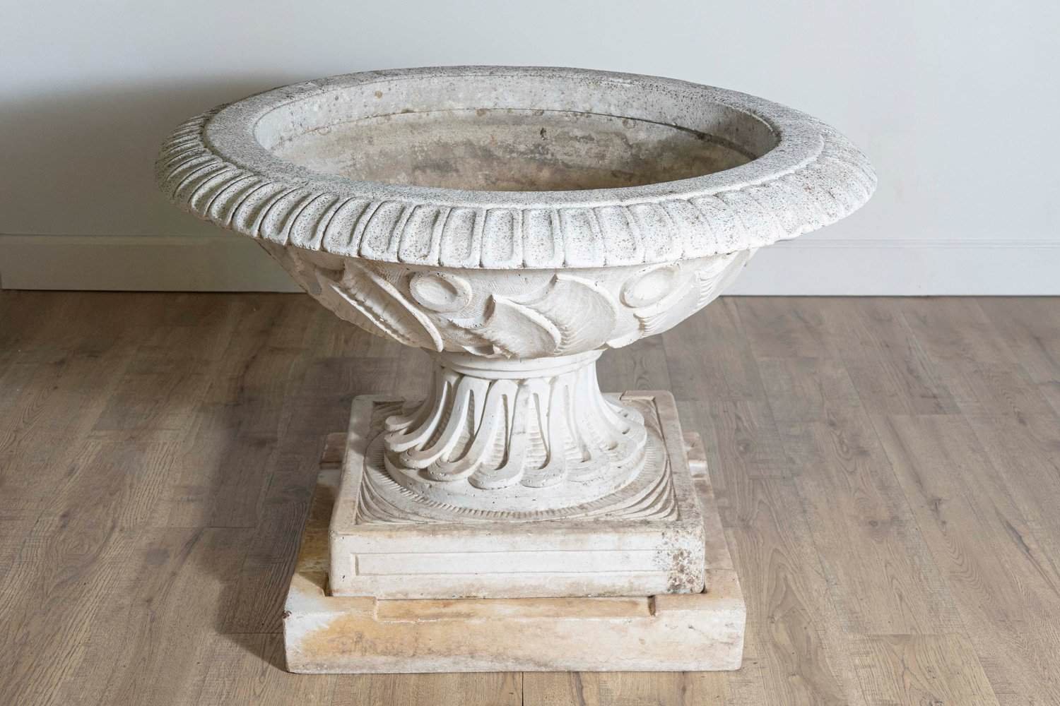 English Vintage 20th Century Cast Stone Fountain with Scoop and Foliage Motifs - JAA