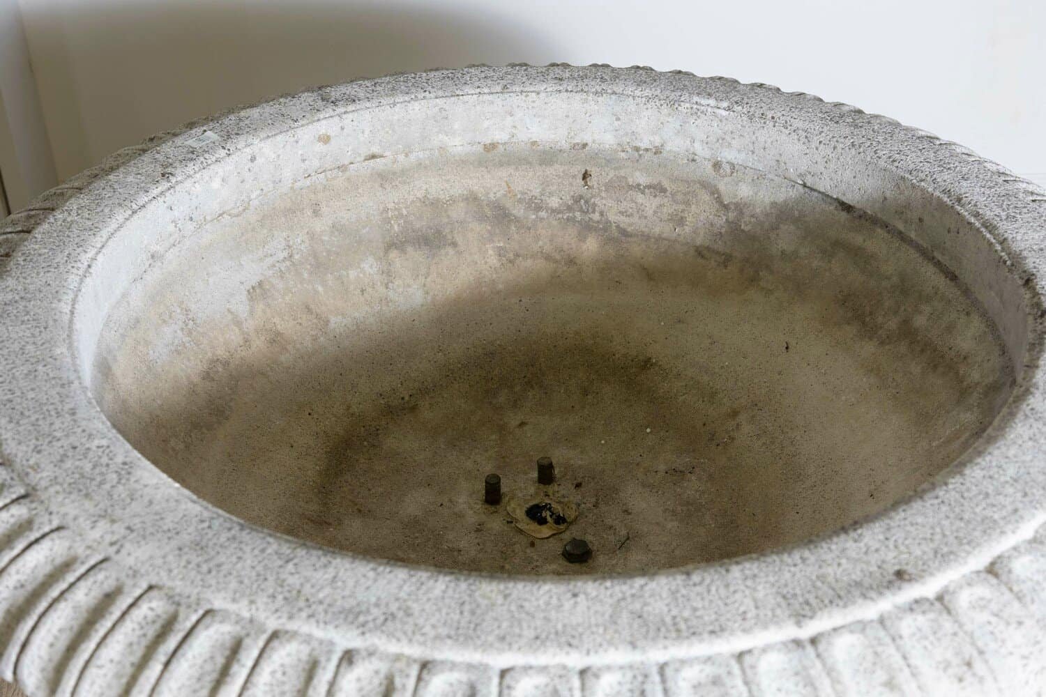 English Vintage 20th Century Cast Stone Fountain with Scoop and Foliage Motifs - JAA