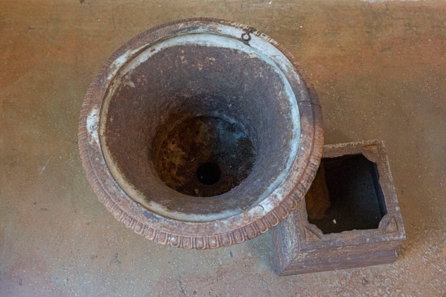 French 19th Century Pair of Iron Médicis Vases on Stepped Pedestals with Patina - JAA