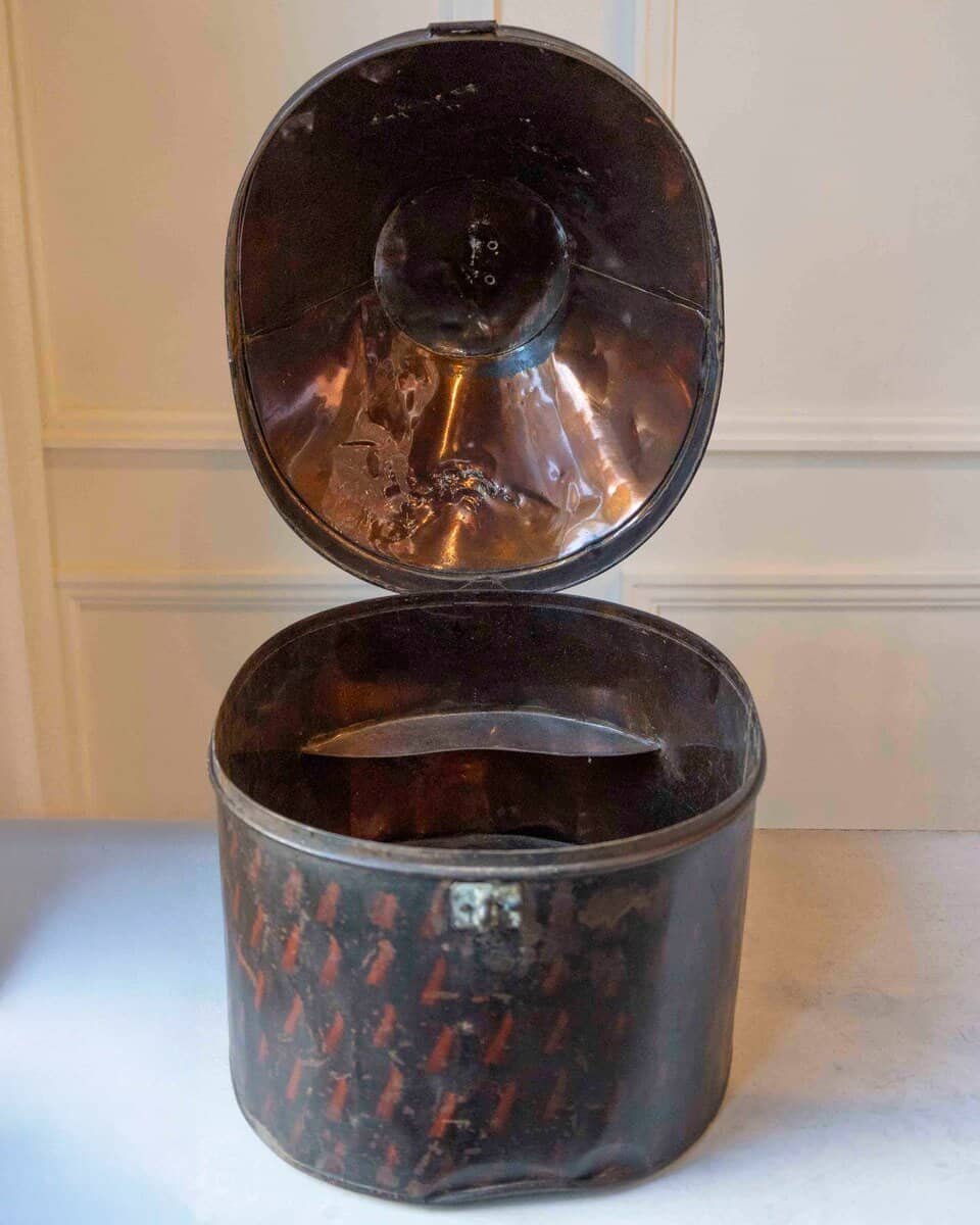 English Late 19th Century Hat Box in Painted Sheet Metal - JAA
