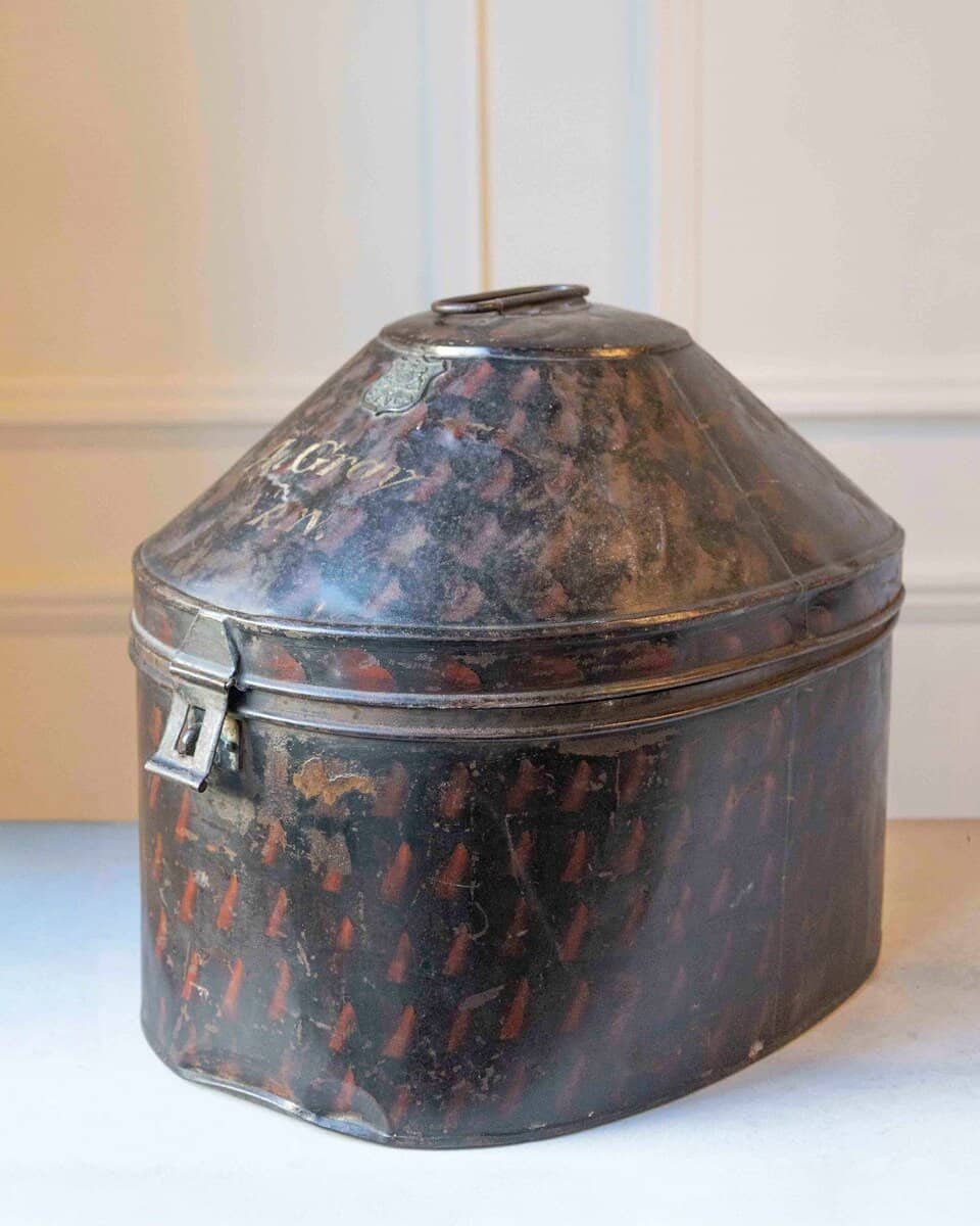 English Late 19th Century Hat Box in Painted Sheet Metal - JAA