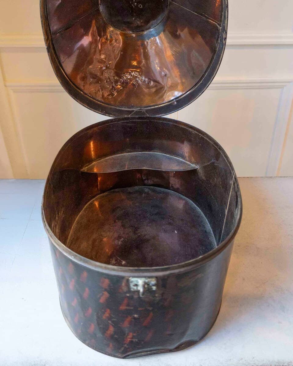 English Late 19th Century Hat Box in Painted Sheet Metal - JAA