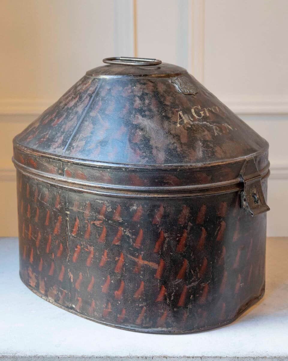 English Late 19th Century Hat Box in Painted Sheet Metal - JAA