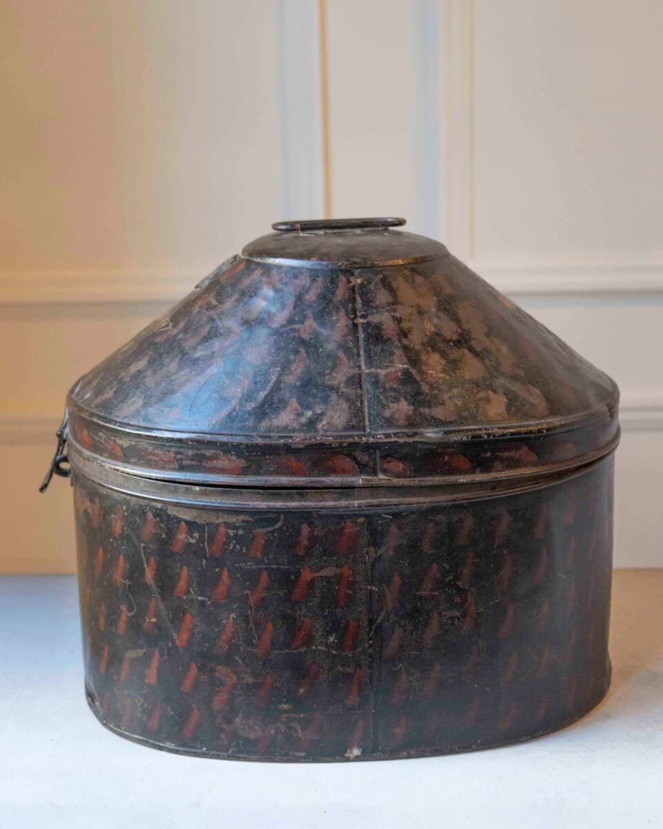 English Late 19th Century Hat Box in Painted Sheet Metal - JAA