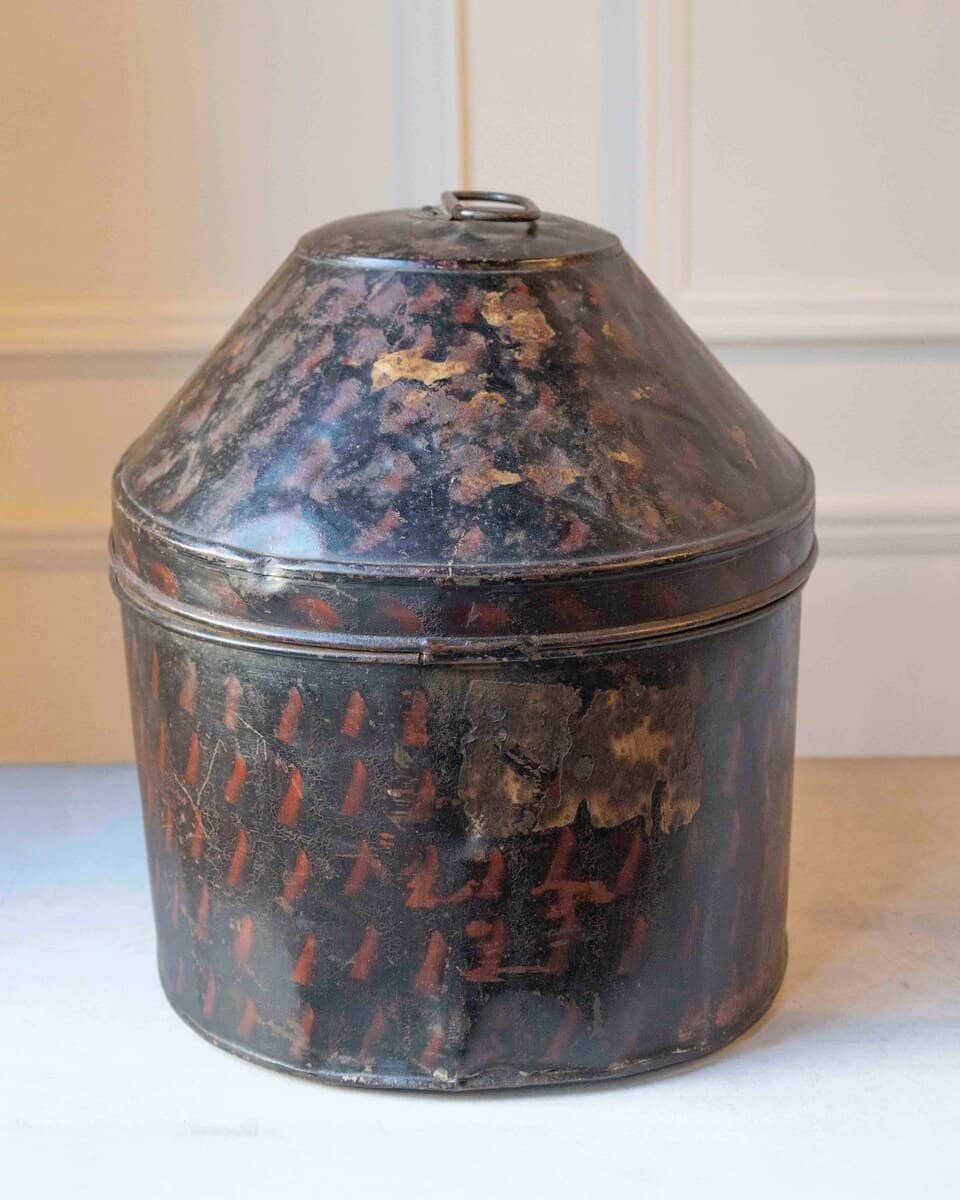 English Late 19th Century Hat Box in Painted Sheet Metal - JAA