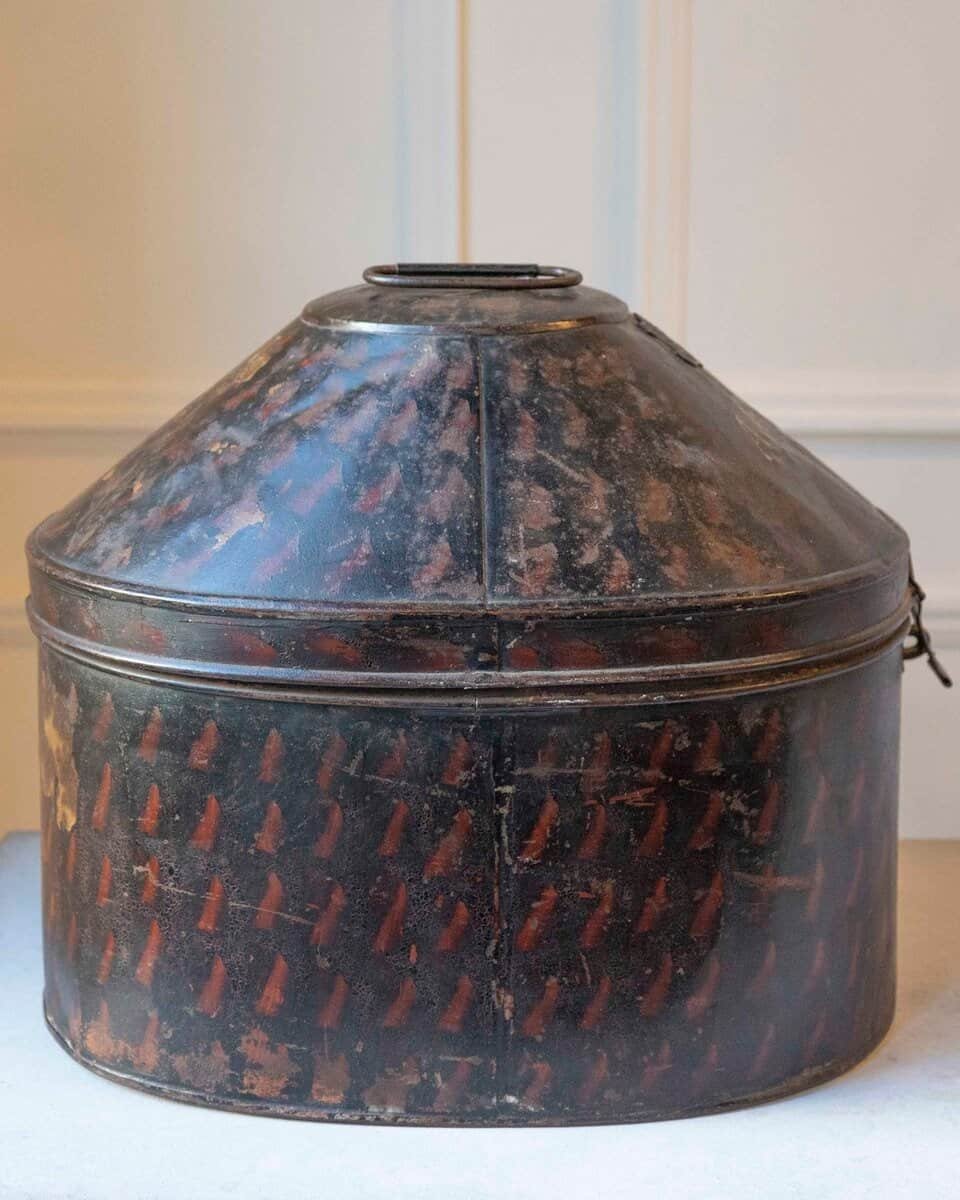 English Late 19th Century Hat Box in Painted Sheet Metal - JAA