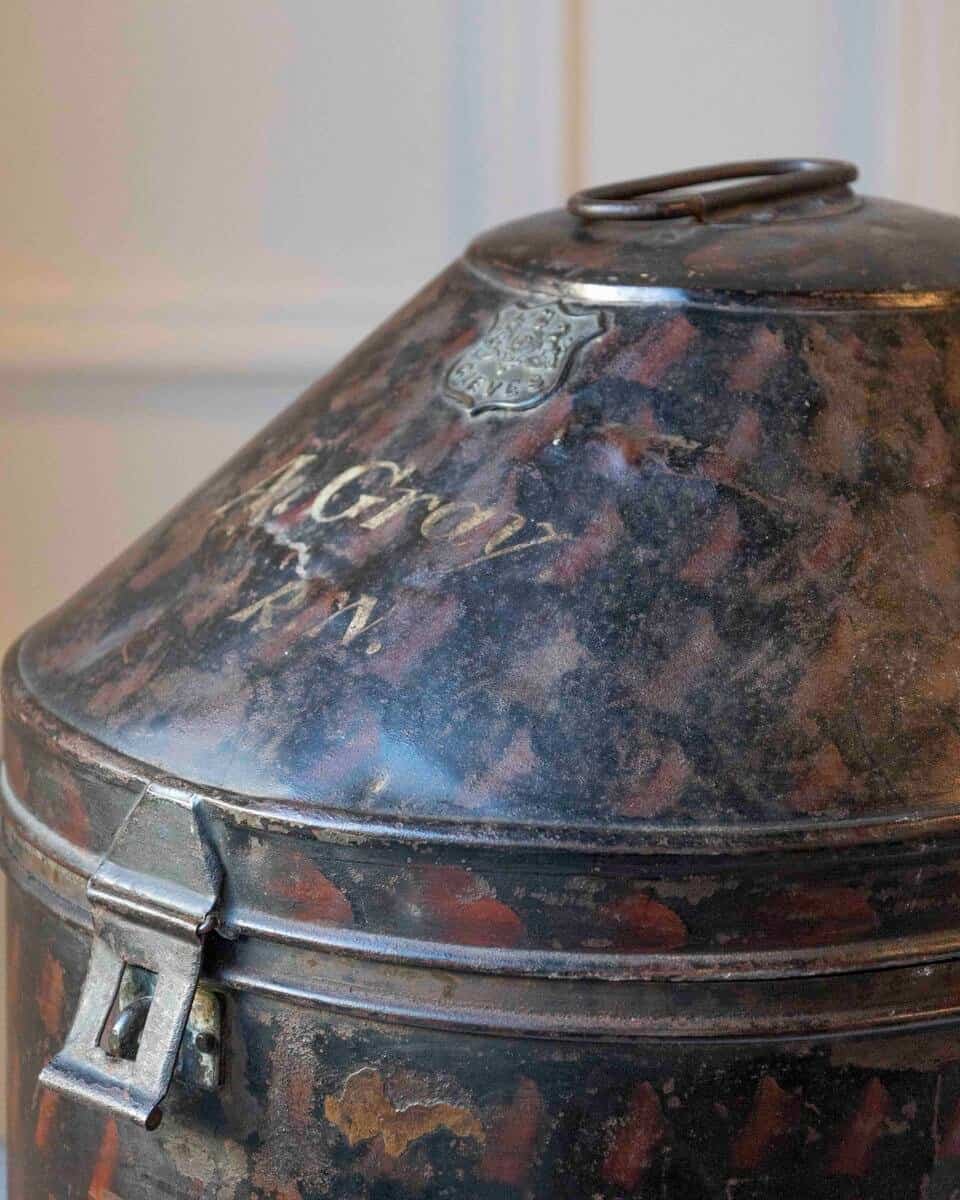 English Late 19th Century Hat Box in Painted Sheet Metal - JAA