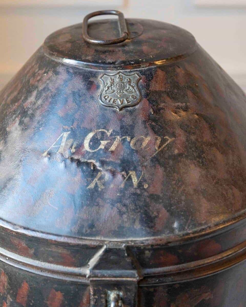 English Late 19th Century Hat Box in Painted Sheet Metal - JAA