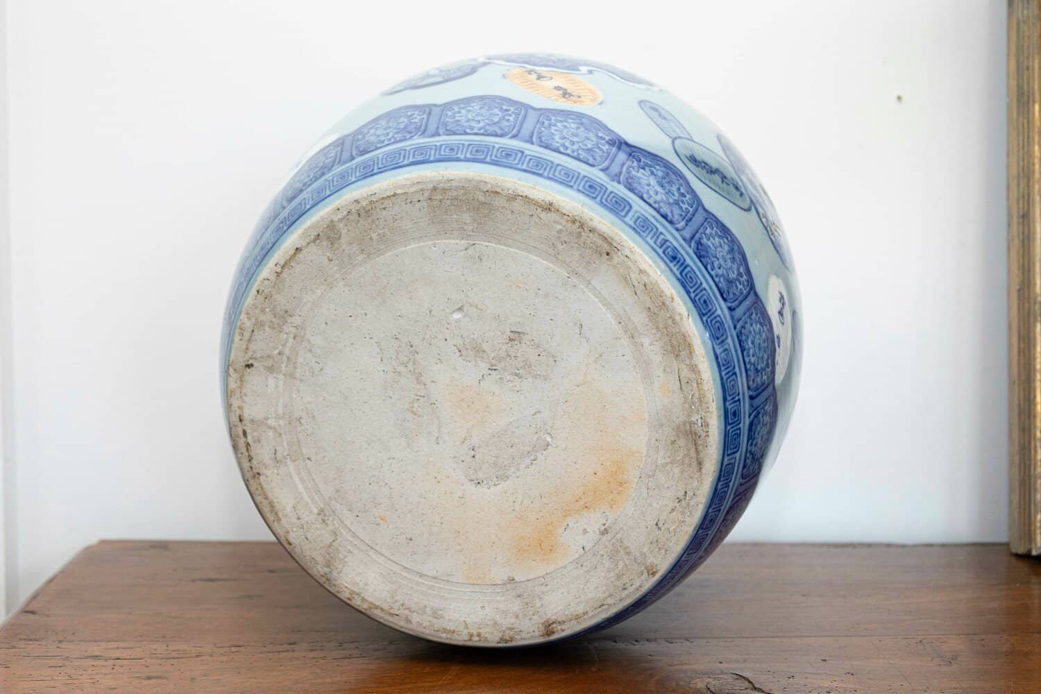 Asian Late 19th Century Porcelain Cachepot with Floating Cartouches Décor - JAA