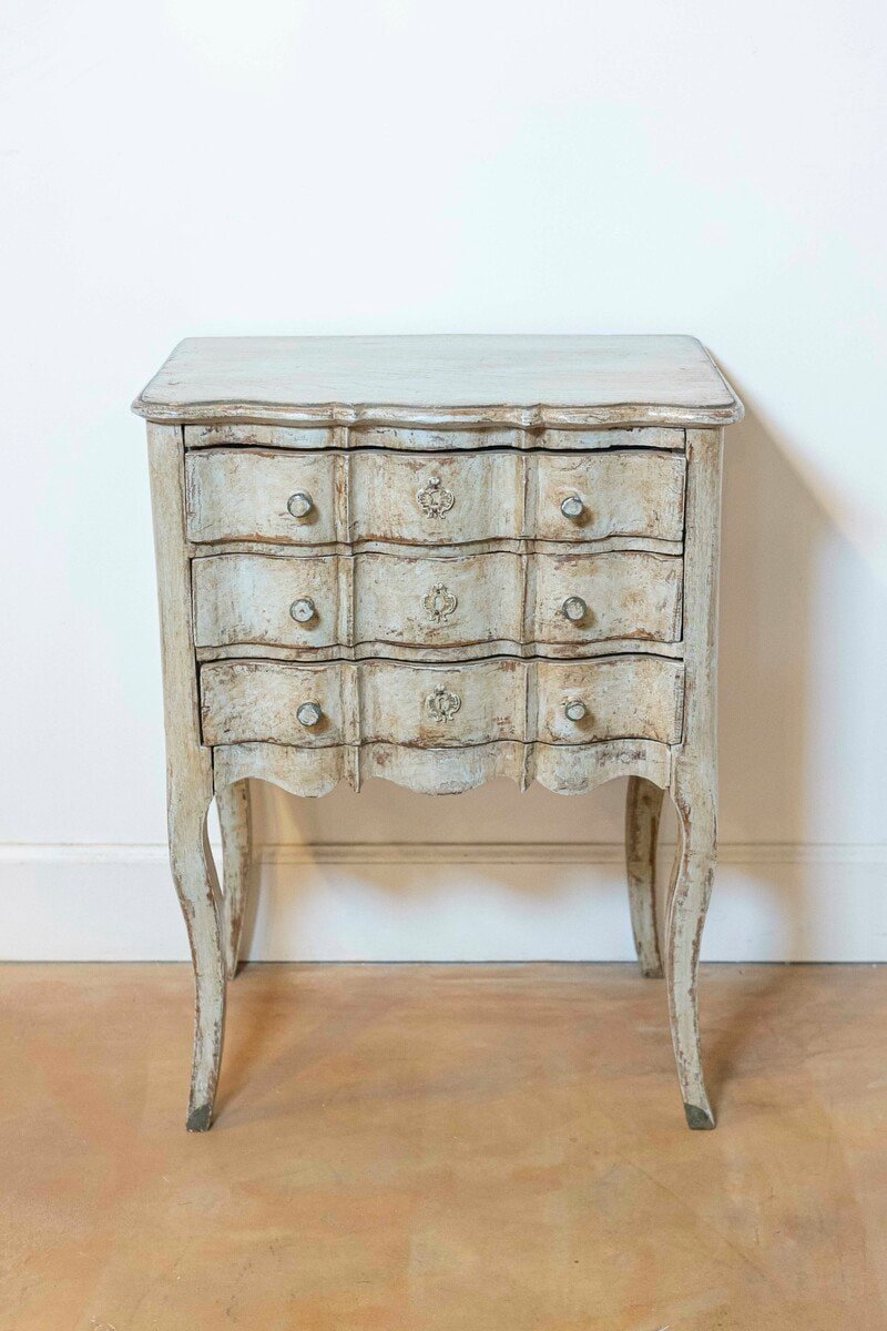 French 1880s Rococo Style Three-Drawer Bedside Chest with Serpentine Front - JAA