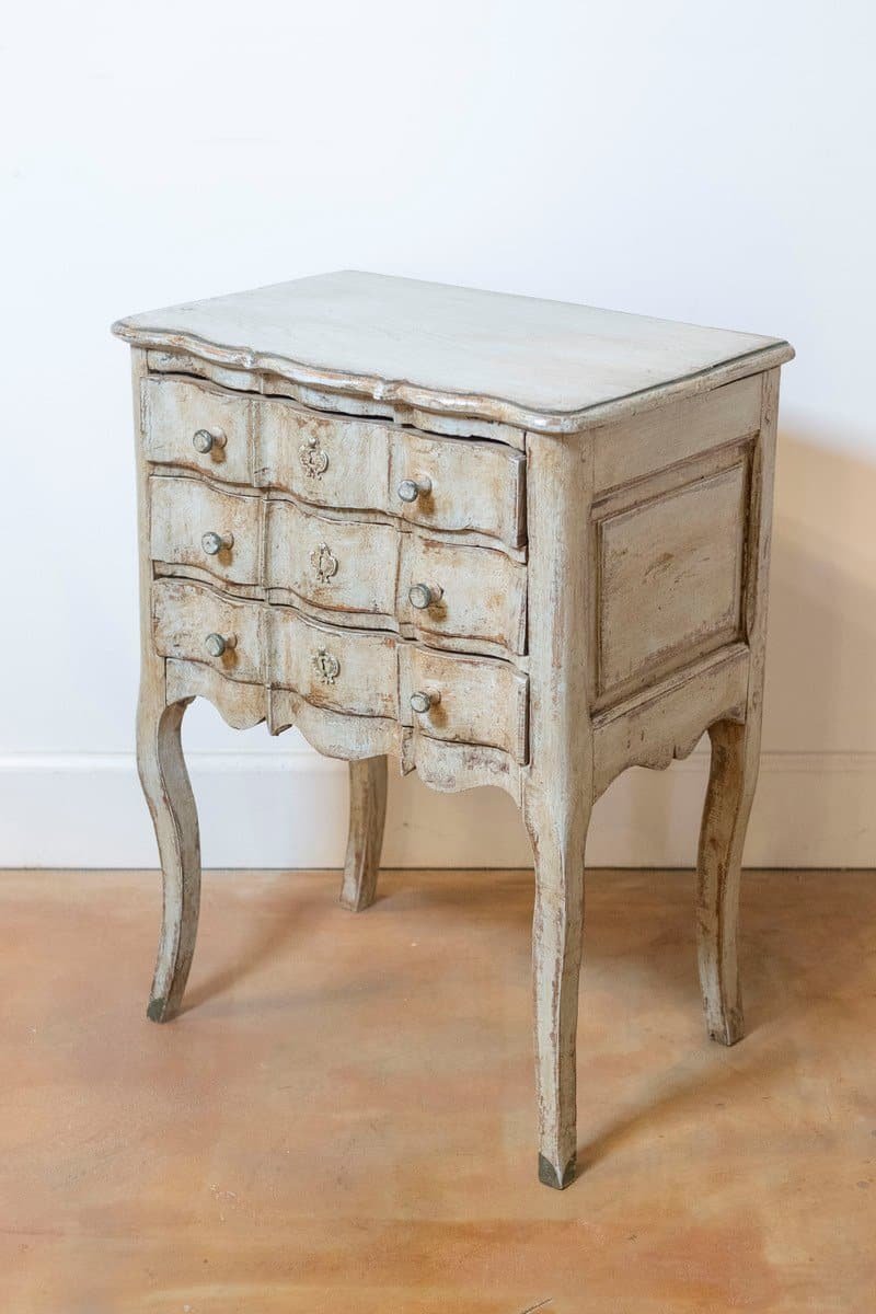 French 1880s Rococo Style Three-Drawer Bedside Chest with Serpentine Front - JAA