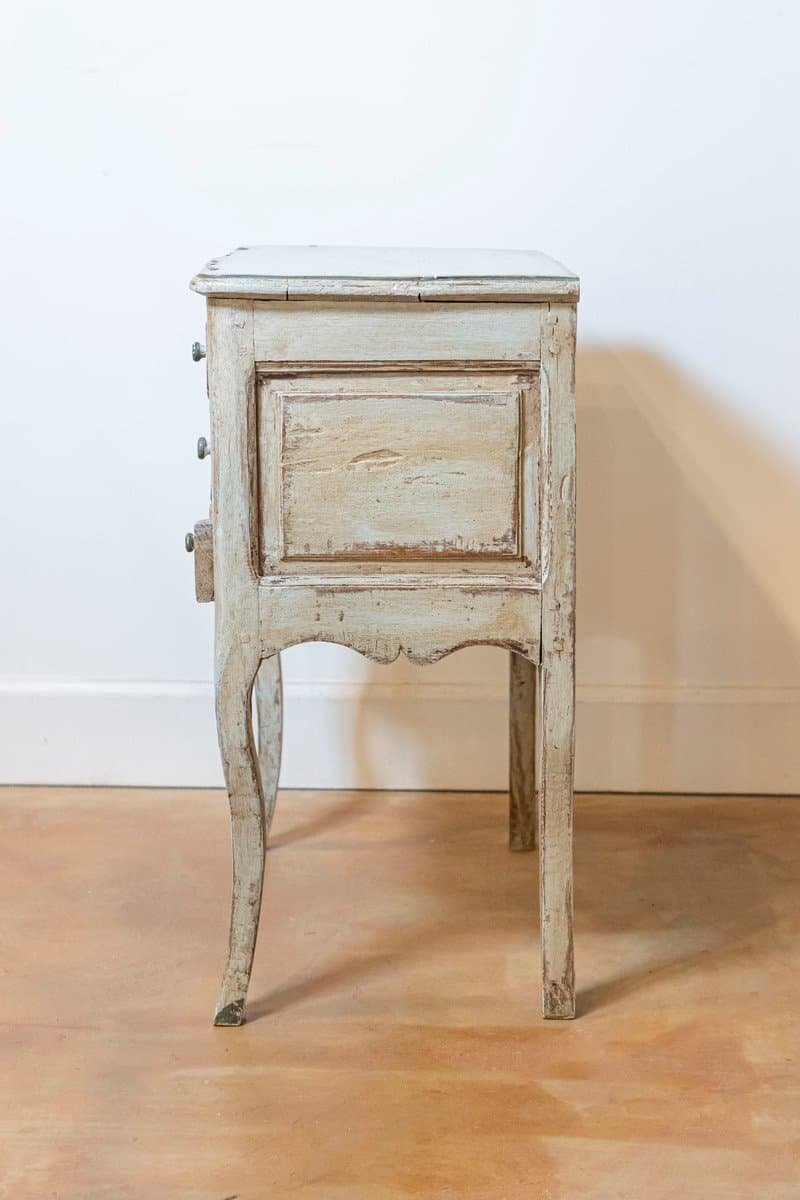 French 1880s Rococo Style Three-Drawer Bedside Chest with Serpentine Front - JAA