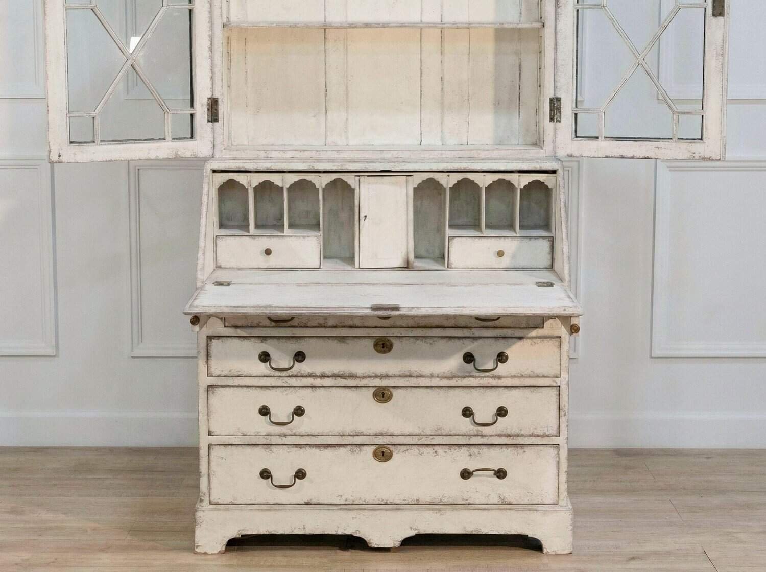 European two-part vitrine cabinet with fine carvings, circa 1790 - JAA
