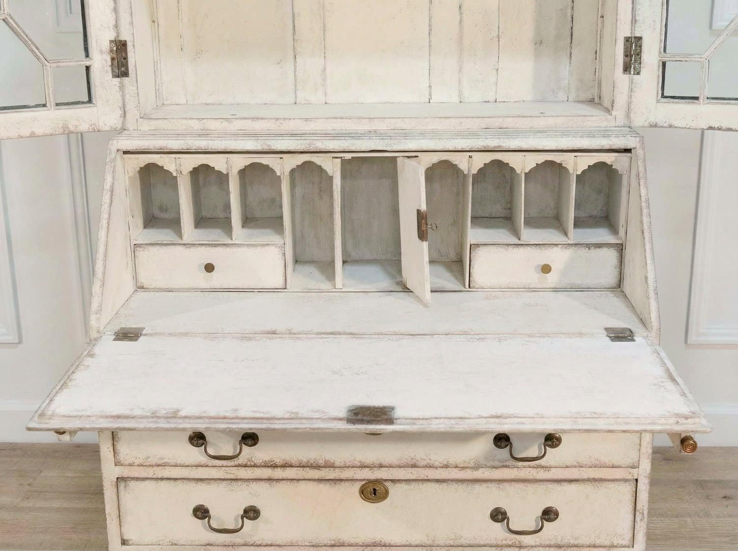 European two-part vitrine cabinet with fine carvings, circa 1790 - JAA