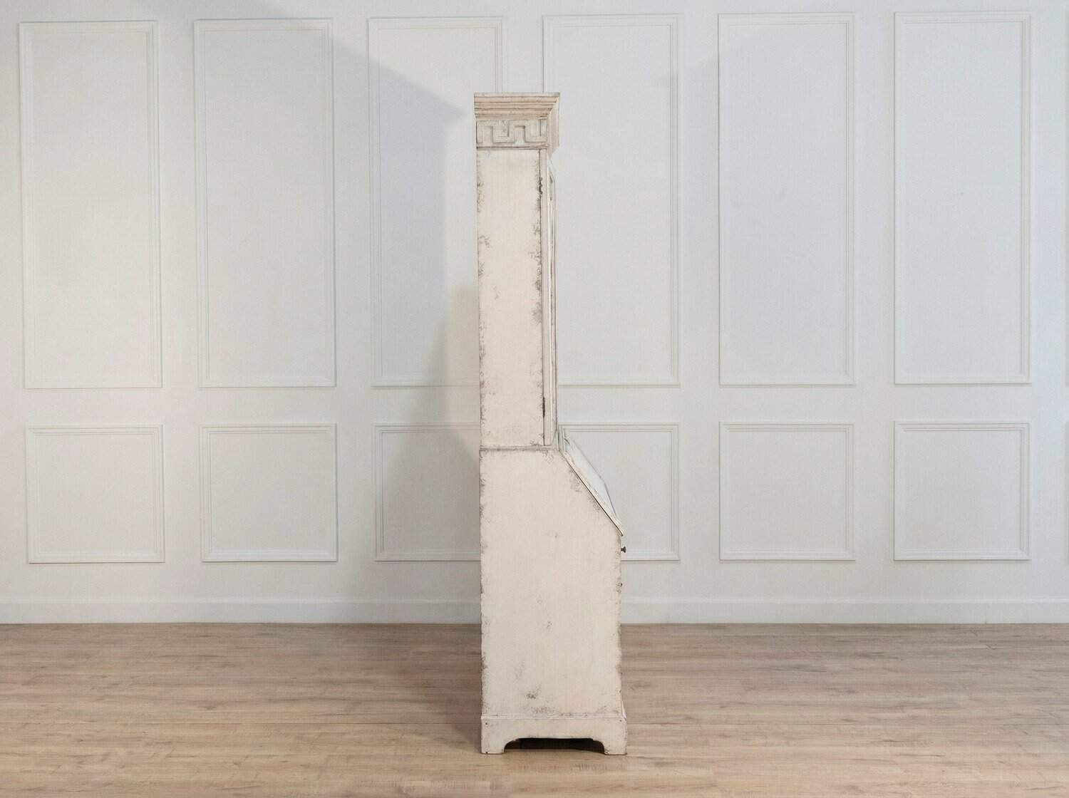 European two-part vitrine cabinet with fine carvings, circa 1790 - JAA