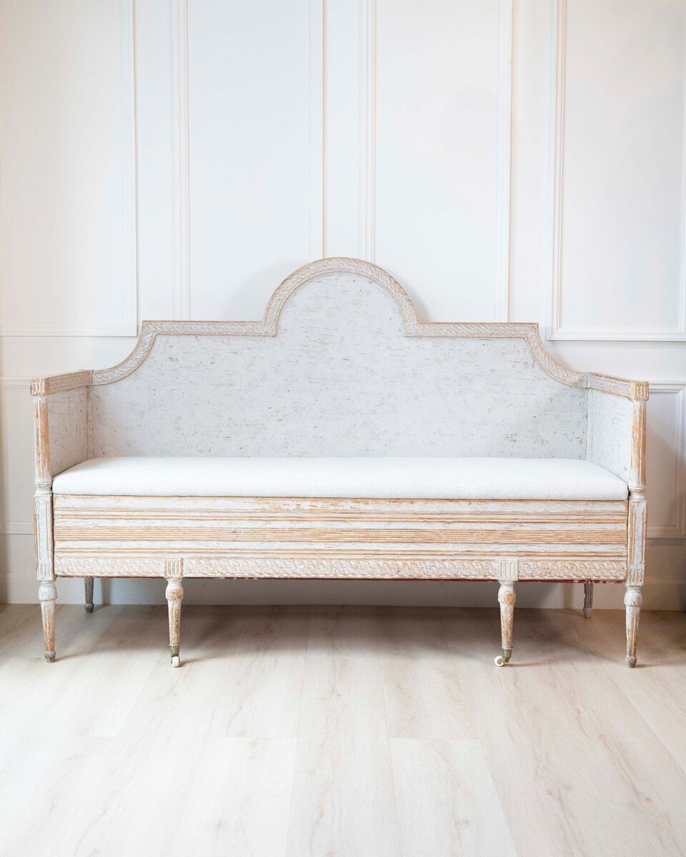 Swedish Gustavian Period Painted Settee with Arched Backrest, Late 18th Century - JAA