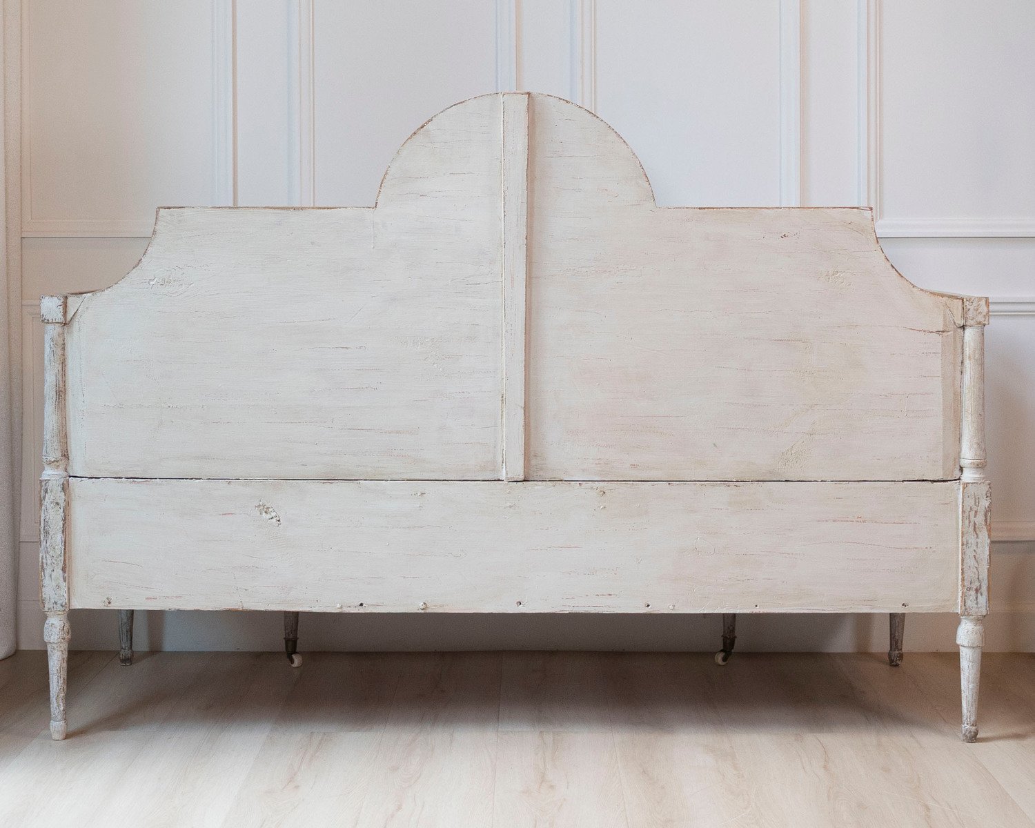 Swedish Gustavian Period Painted Settee with Arched Backrest, Late 18th Century - JAA