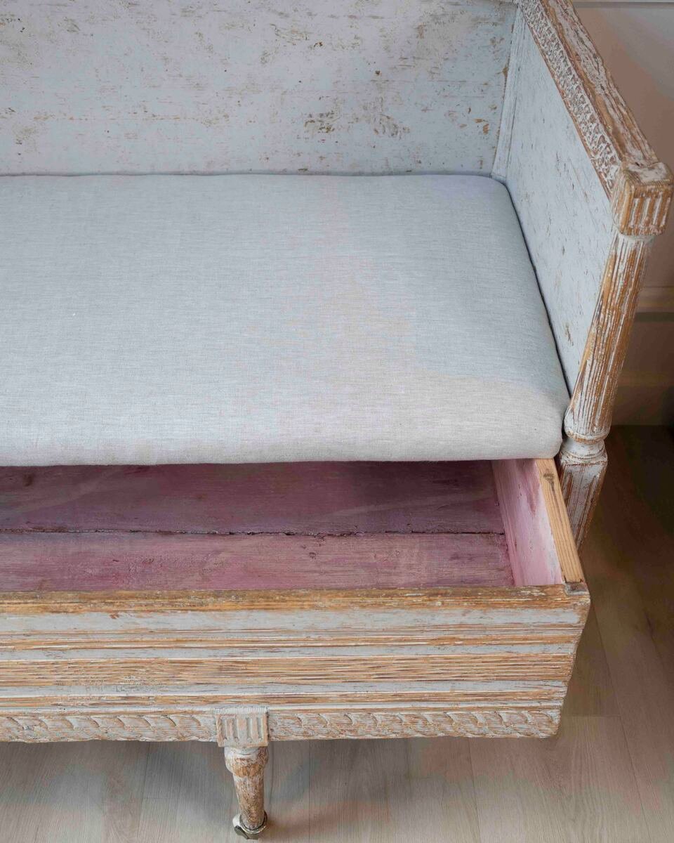 Swedish Gustavian Period Painted Settee with Arched Backrest, Late 18th Century - JAA