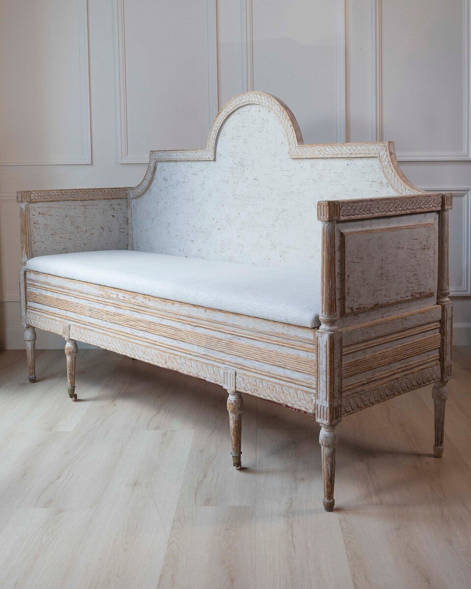 Swedish Gustavian Period Painted Settee with Arched Backrest, Late 18th Century - JAA