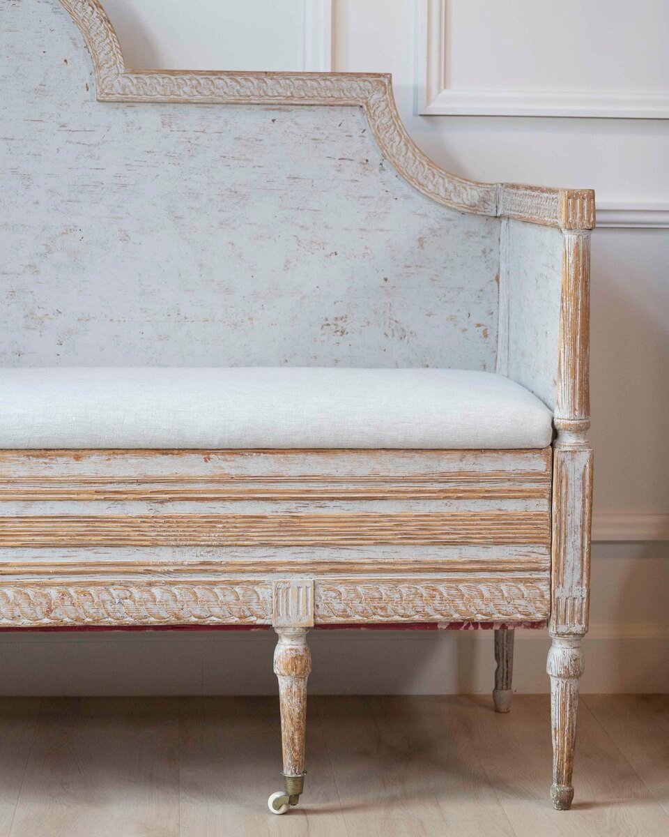 Swedish Gustavian Period Painted Settee with Arched Backrest, Late 18th Century - JAA