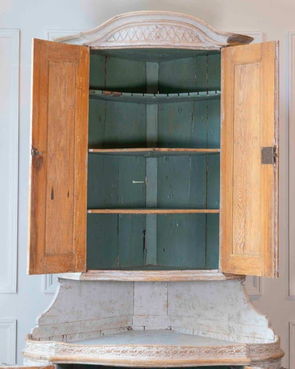Swedish Gustavian Period Two-Part Corner Cabinet with Original Paint, Late 18th Century - JAA
