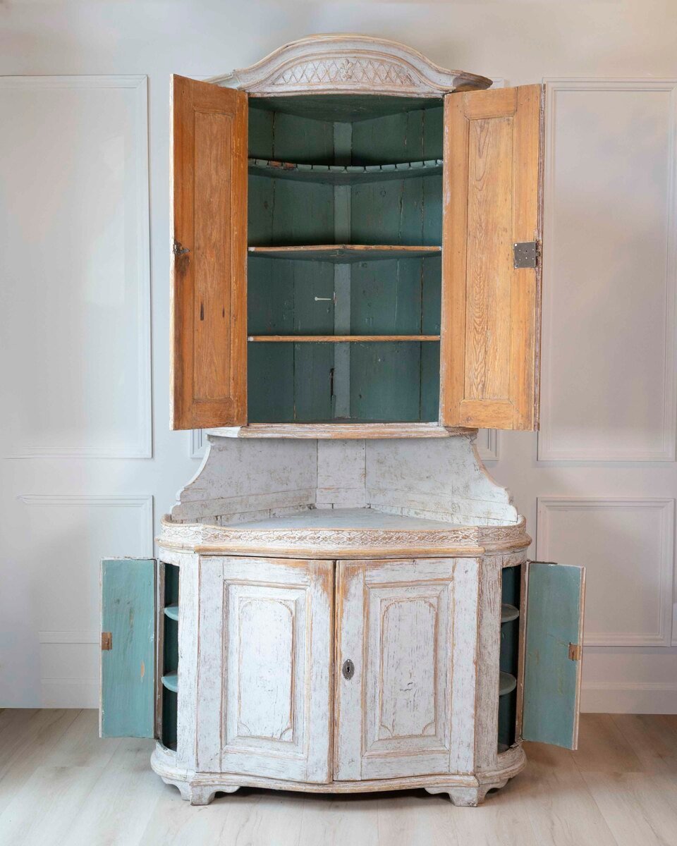 Swedish Gustavian Period Two-Part Corner Cabinet with Original Paint, Late 18th Century - JAA