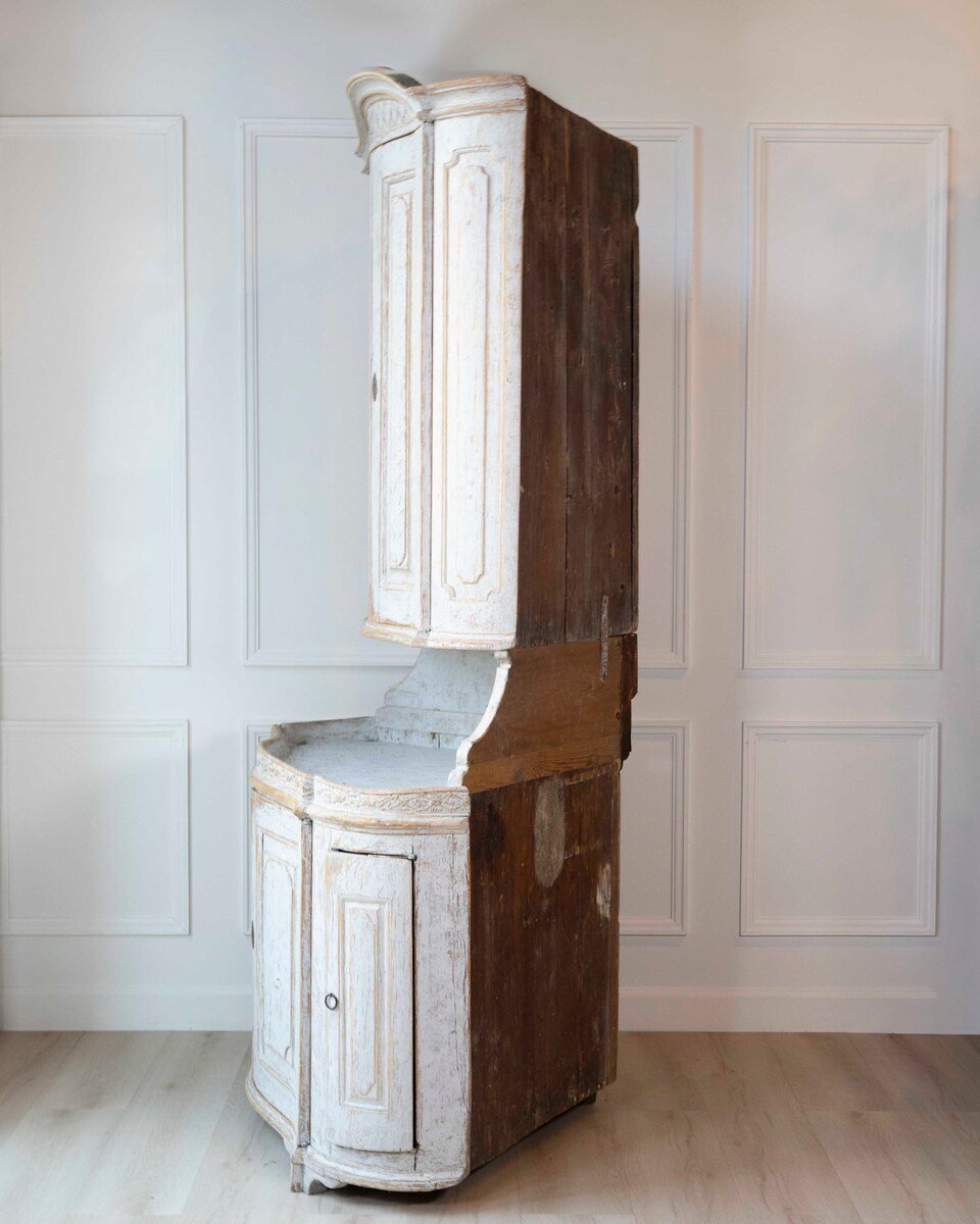 Swedish Gustavian Period Two-Part Corner Cabinet with Original Paint, Late 18th Century - JAA