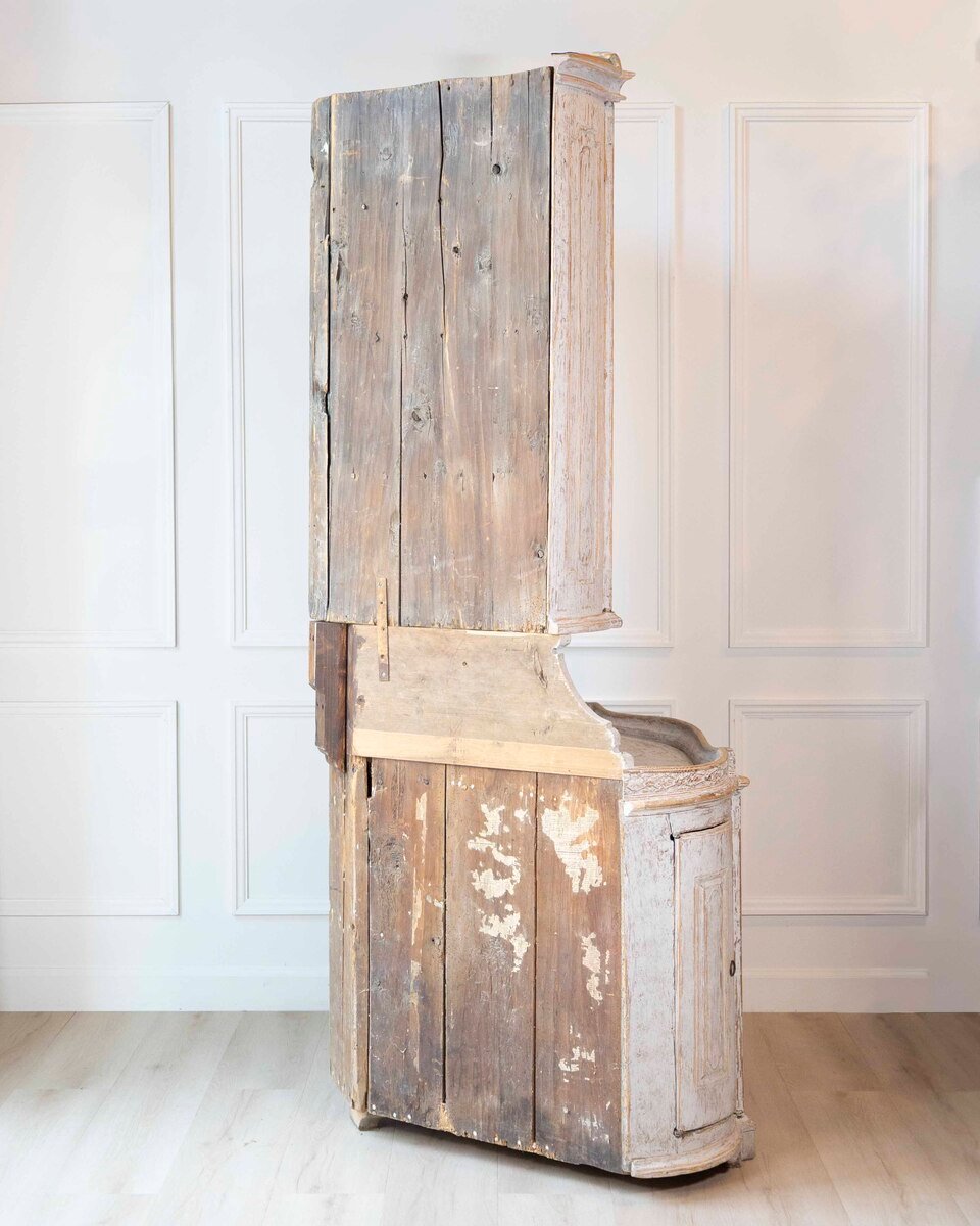 Swedish Gustavian Period Two-Part Corner Cabinet with Original Paint, Late 18th Century - JAA