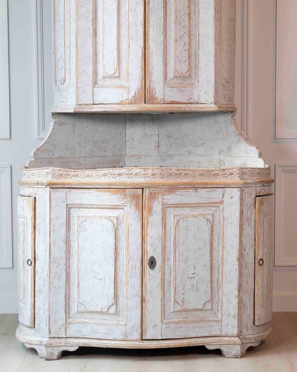Swedish Gustavian Period Two-Part Corner Cabinet with Original Paint, Late 18th Century - JAA