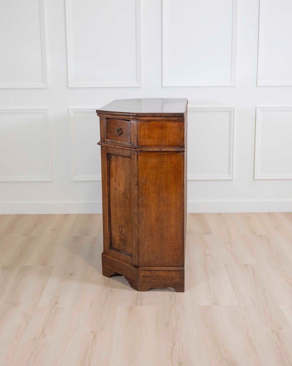 Italian Early 19th Century Chestnut Wood Sideboard - JAA