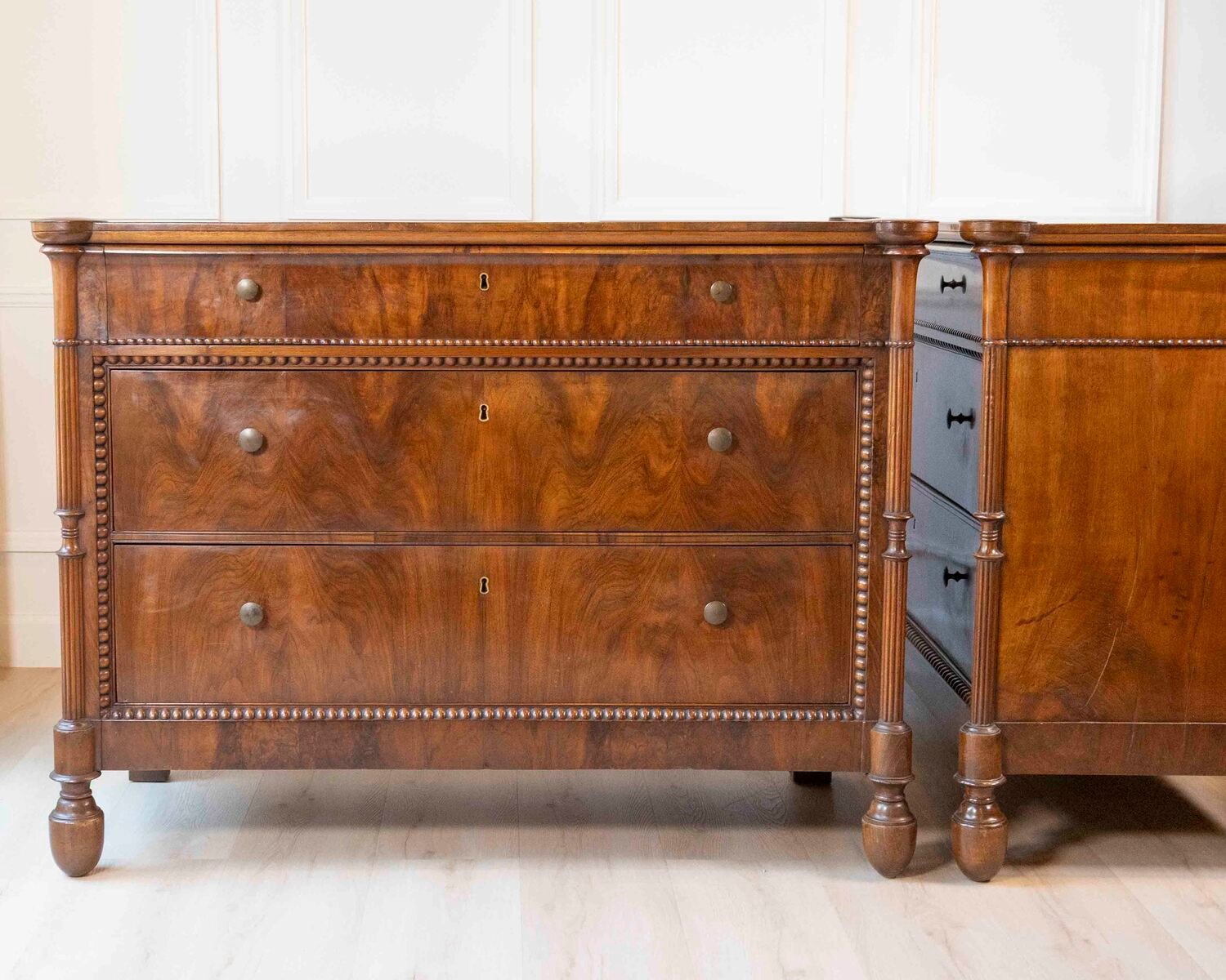 Pair of Carlo Decimo chests of drawers in veneered walnut wood Circa 1830 - JAA