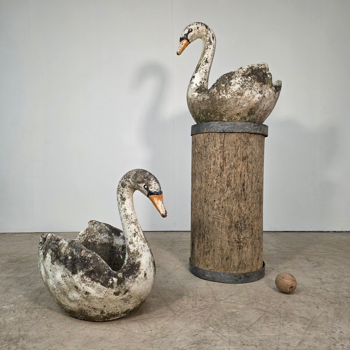 Pair of concrete swans planters circa 1950, - JAA