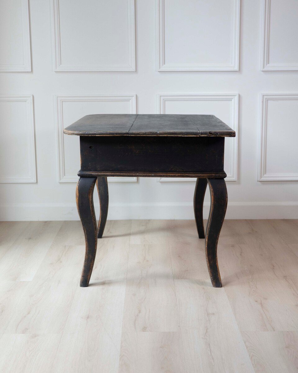 Swedish Early 19th Century Rococo Side Table with Curved Cabriole Legs - JAA