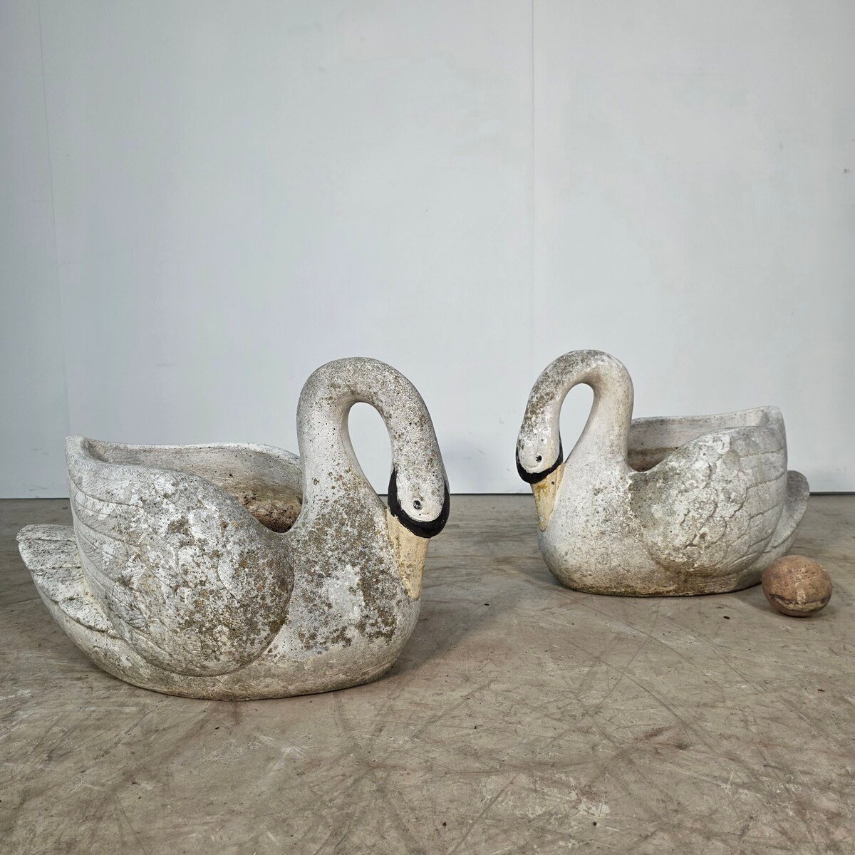 Pair of concrete swans planters circa 1960 - JAA