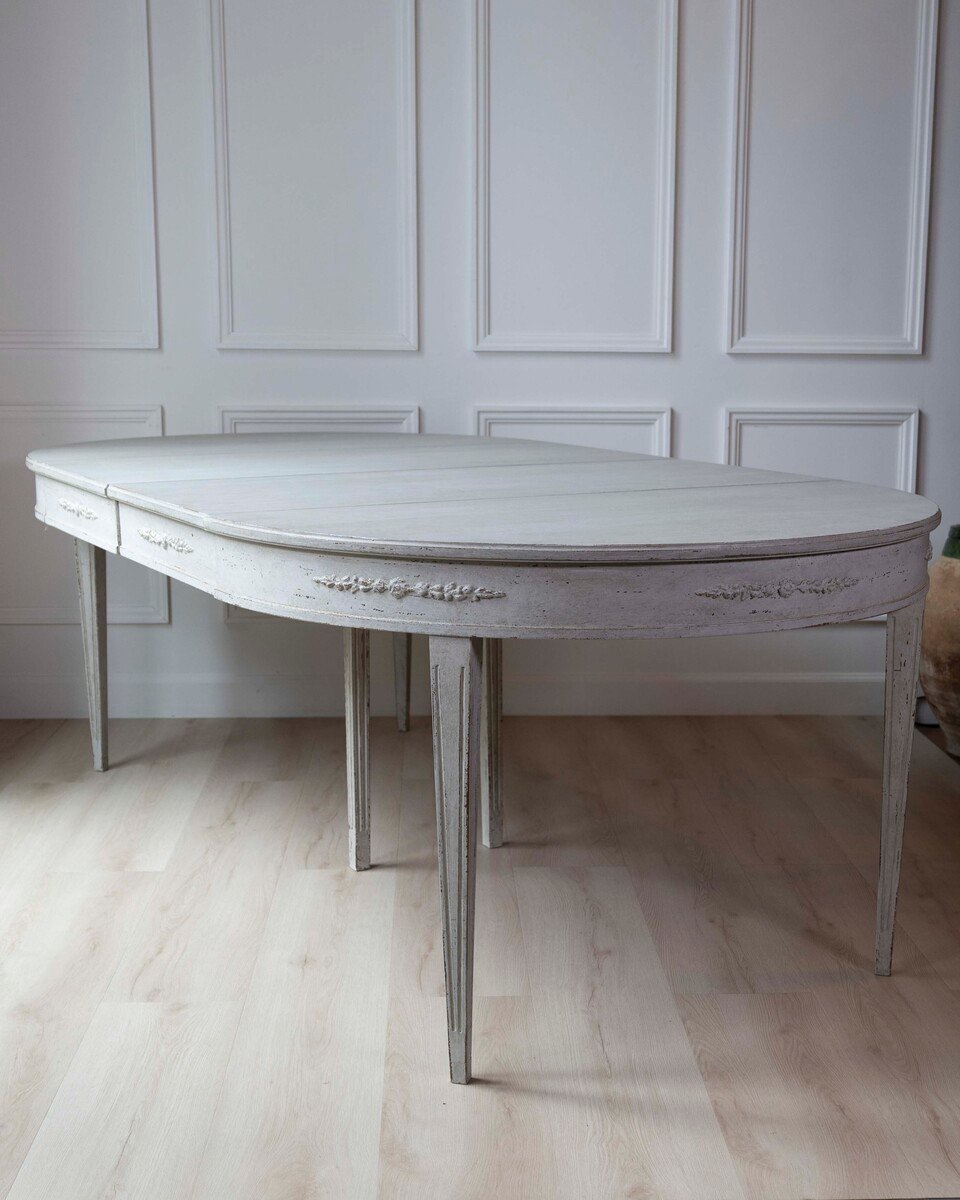 Scandinavian table with three leaves and decorated apron, circa 120 years old. - JAA