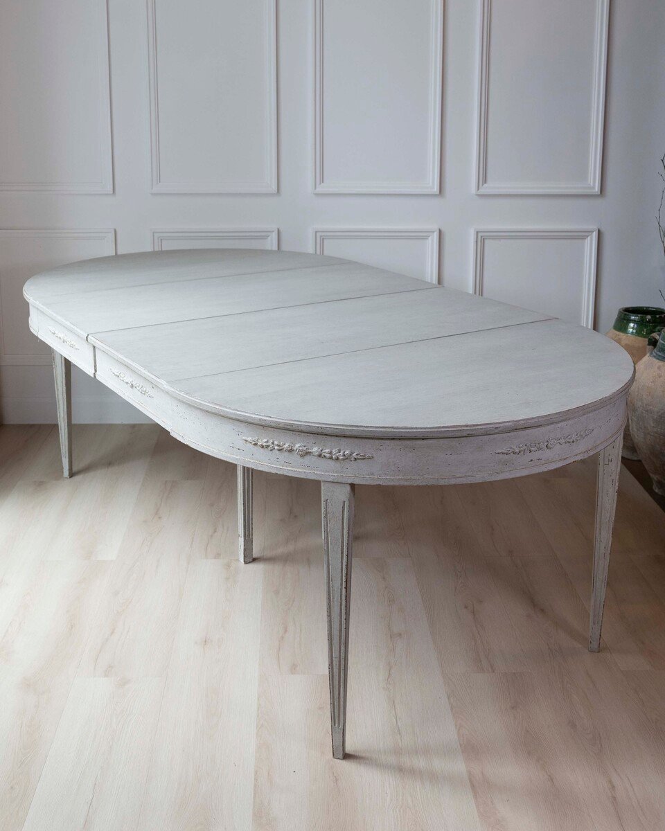 Scandinavian table with three leaves and decorated apron, circa 120 years old. - JAA