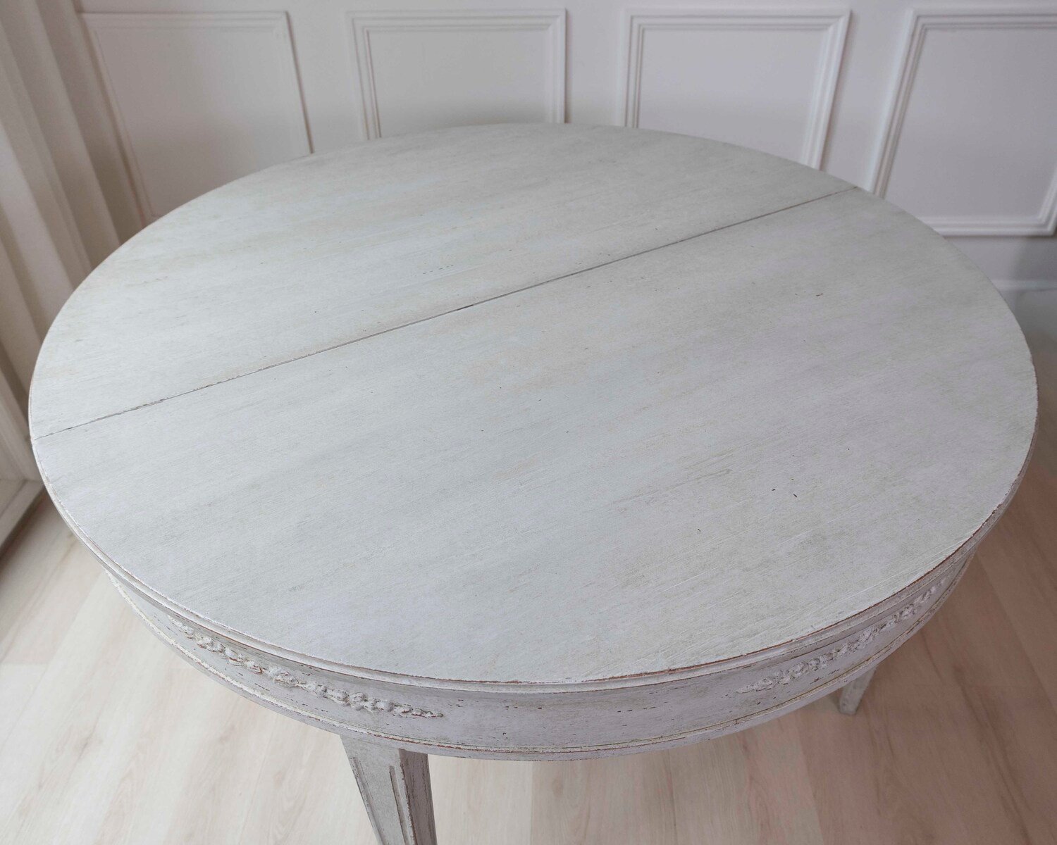 Scandinavian table with three leaves and decorated apron, circa 120 years old. - JAA