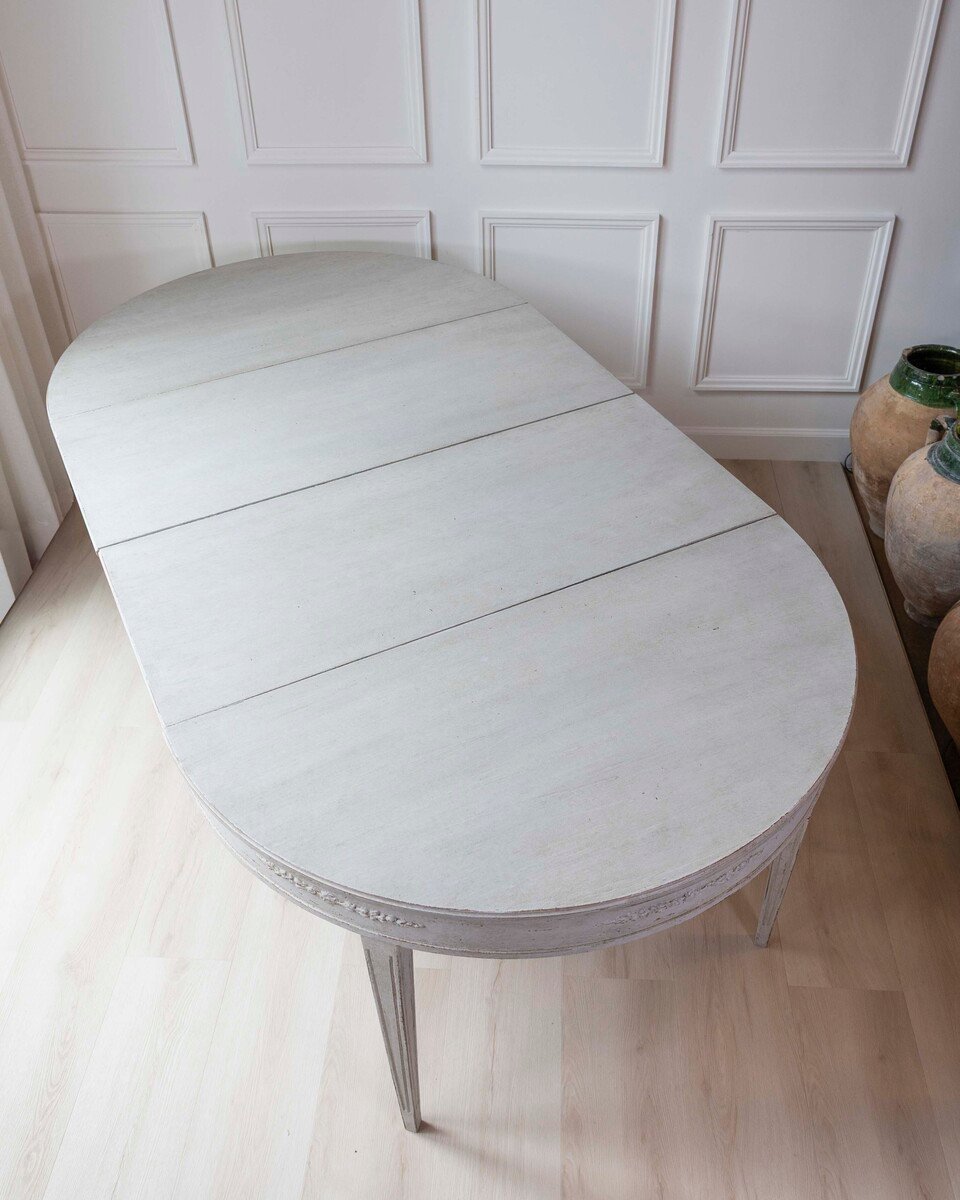 Scandinavian table with three leaves and decorated apron, circa 120 years old. - JAA