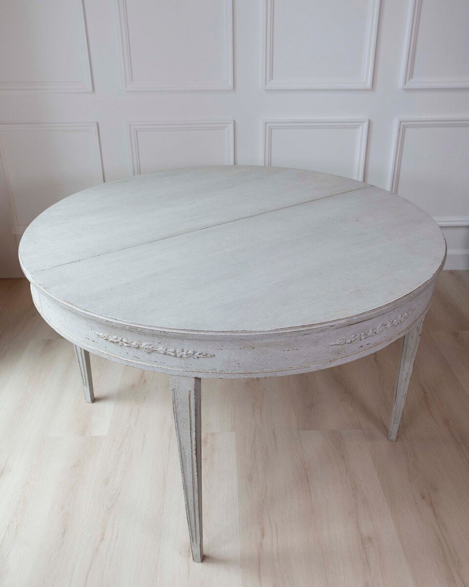 Scandinavian table with three leaves and decorated apron, circa 120 years old. - JAA