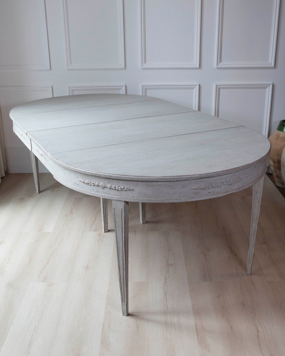 Scandinavian table with three leaves and decorated apron, circa 120 years old. - JAA
