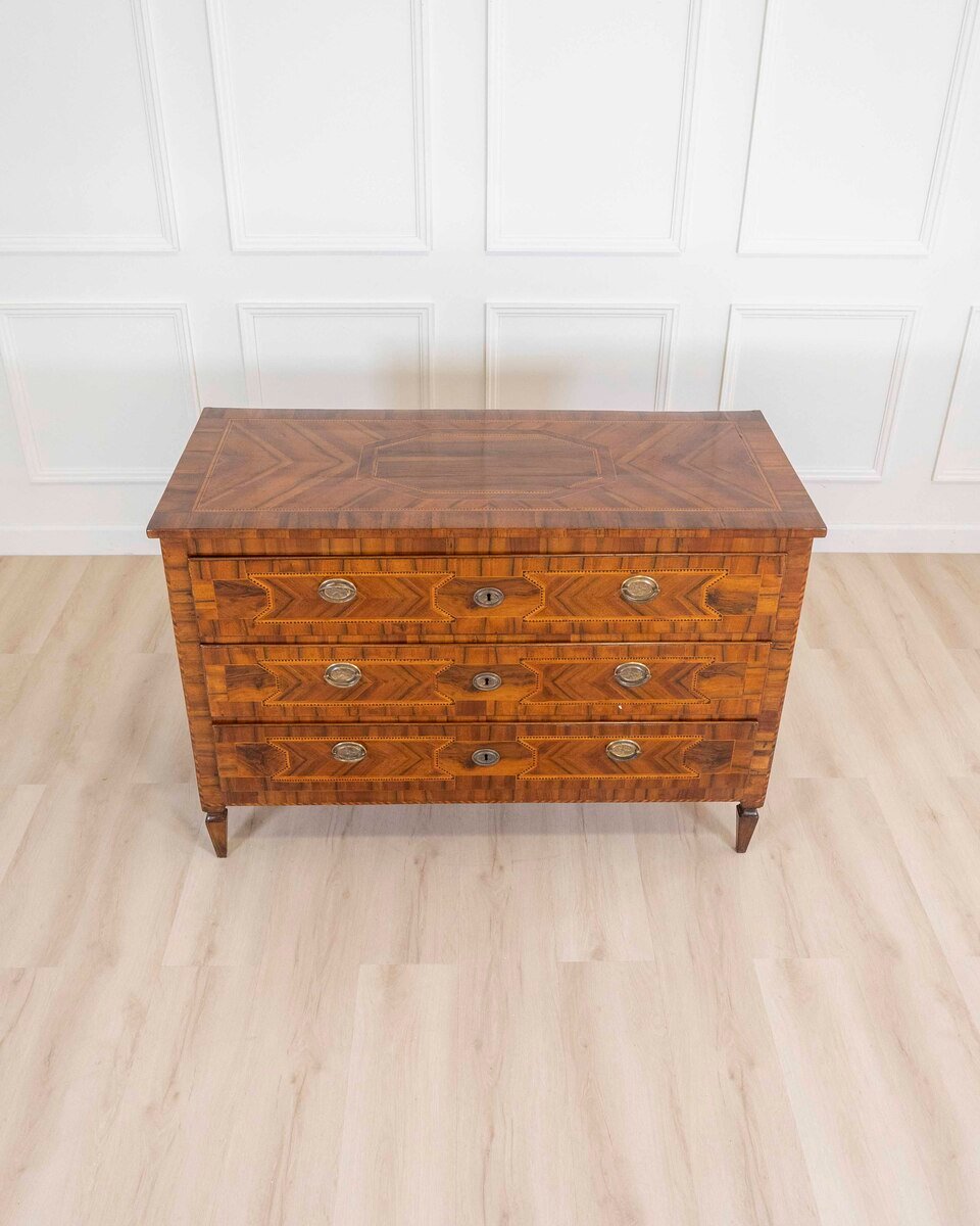 Modenese 18th-century Louis XVI walnut chest of drawers with various woods and inlays - JAA