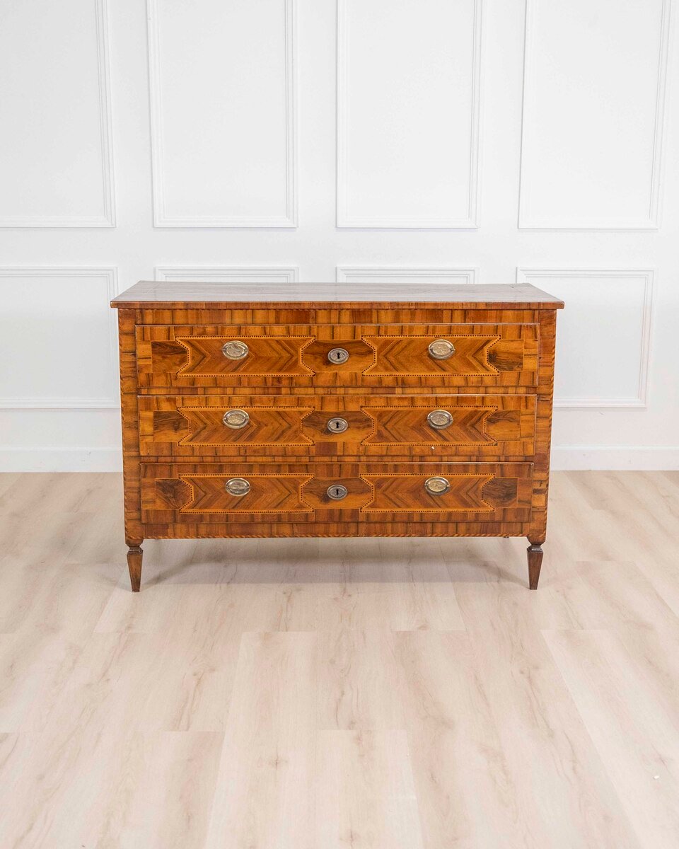 Modenese 18th-century Louis XVI walnut chest of drawers with various woods and inlays - JAA