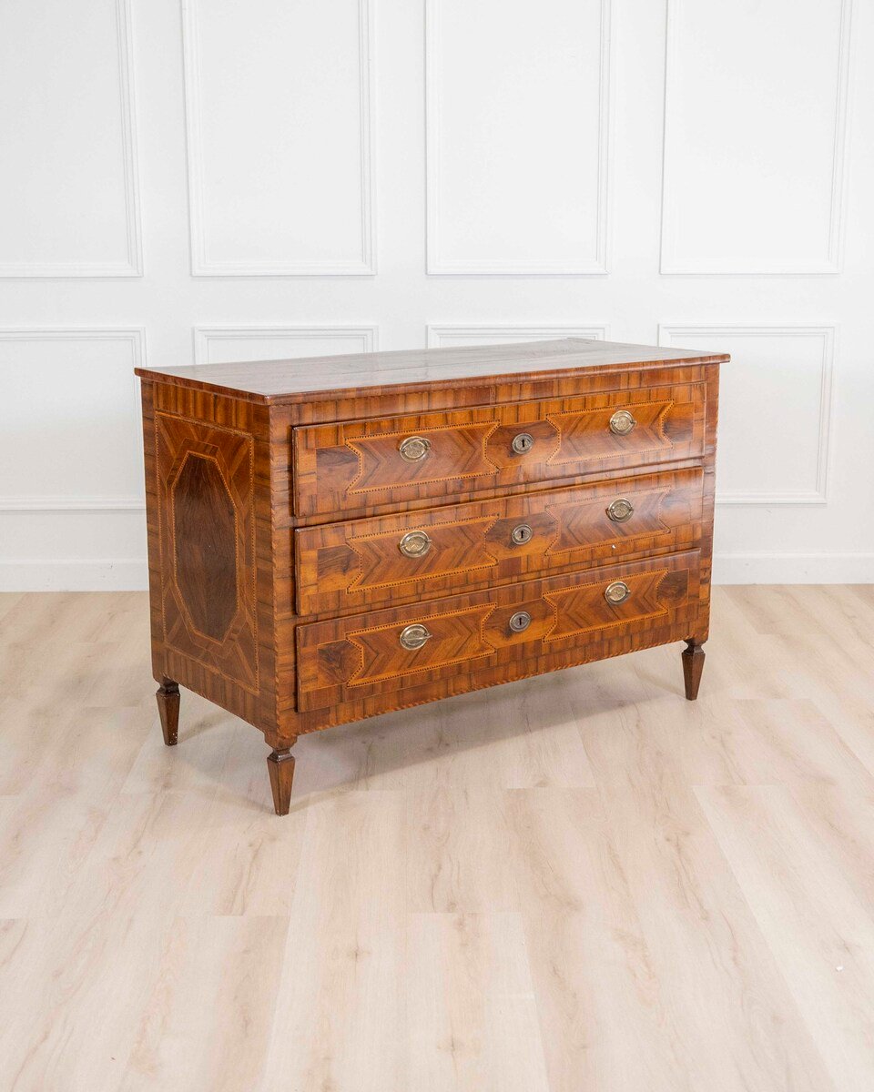 Modenese 18th-century Louis XVI walnut chest of drawers with various woods and inlays - JAA