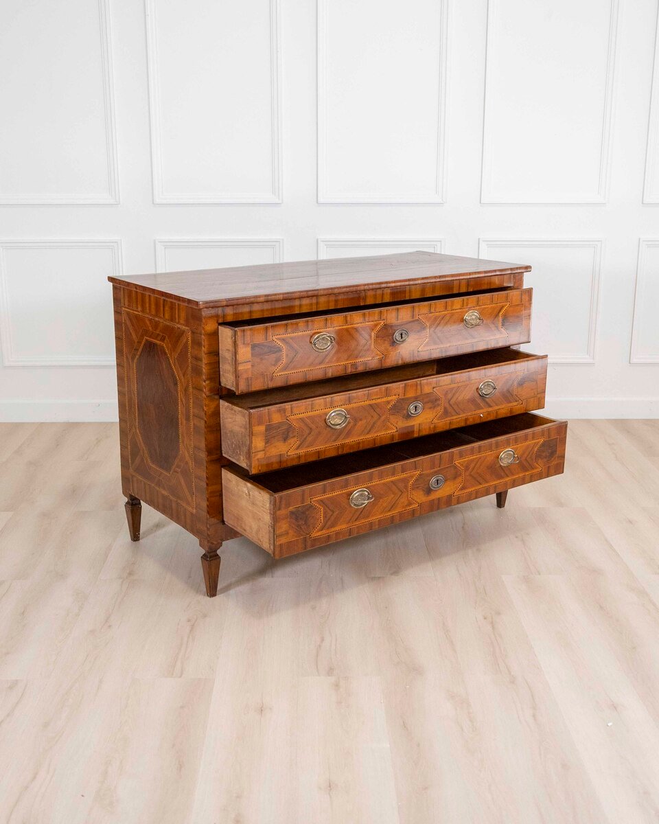 Modenese 18th-century Louis XVI walnut chest of drawers with various woods and inlays - JAA